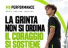 La grinta non si ordina: sostenere il coraggio di tuo figlio nel calcio Giovane calciatore a bordo campo con il messaggio La grinta non si ordina, il coraggio si sostiene