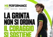 Giovane calciatore a bordo campo con il messaggio La grinta non si ordina, il coraggio si sostiene