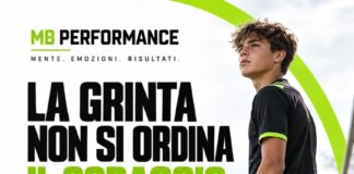 La grinta non si ordina: sostenere il coraggio di tuo figlio nel calcio Giovane calciatore a bordo campo con il messaggio La grinta non si ordina, il coraggio si sostiene
