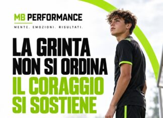 La grinta non si ordina: sostenere il coraggio di tuo figlio nel calcio Giovane calciatore a bordo campo con il messaggio La grinta non si ordina, il coraggio si sostiene