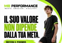 Il suo valore non dipende dalla tua meta: aspettative dei genitori nel calcio giovanile Giovane calciatore con il messaggio: il suo valore non dipende dalla tua meta; sostieni il percorso e lascia spazio alla sua scelta.