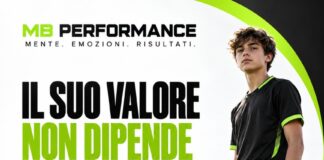 Il suo valore non dipende dalla tua meta: aspettative dei genitori nel calcio giovanile Giovane calciatore con il messaggio: il suo valore non dipende dalla tua meta; sostieni il percorso e lascia spazio alla sua scelta.