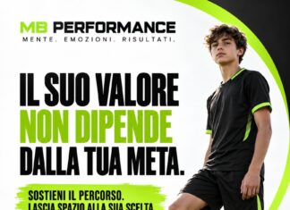 Il suo valore non dipende dalla tua meta: aspettative dei genitori nel calcio giovanile Giovane calciatore con il messaggio: il suo valore non dipende dalla tua meta; sostieni il percorso e lascia spazio alla sua scelta.