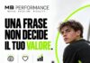 Una frase di un compagno non decide il valore di tuo figlio Giovane calciatore a bordo campo con il messaggio Una frase non decide il tuo valore