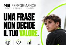 Giovane calciatore a bordo campo con il messaggio Una frase non decide il tuo valore