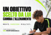 Un obiettivo scelto da lui cambia l’allenamento Giovane calciatore annota un obiettivo personale prima dell’allenamento