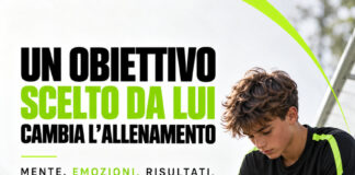 Un obiettivo scelto da lui cambia l’allenamento Giovane calciatore annota un obiettivo personale prima dell’allenamento