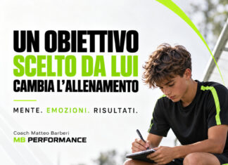 Un obiettivo scelto da lui cambia l’allenamento Giovane calciatore annota un obiettivo personale prima dell’allenamento