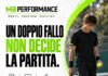Un doppio fallo non decide la partita: aiutare tuo figlio nel tennis a ripartire Giovane tennista dopo un doppio fallo con il messaggio: respira, scegli, gioca il punto dopo.
