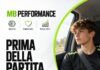 In auto verso la partita: meno consigli, più presenza Giovane calciatore in auto verso la partita con il messaggio meno consigli, più presenza