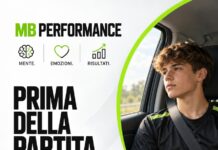 Giovane calciatore in auto verso la partita con il messaggio meno consigli, più presenza