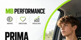 In auto verso la partita: meno consigli, più presenza Giovane calciatore in auto verso la partita con il messaggio meno consigli, più presenza