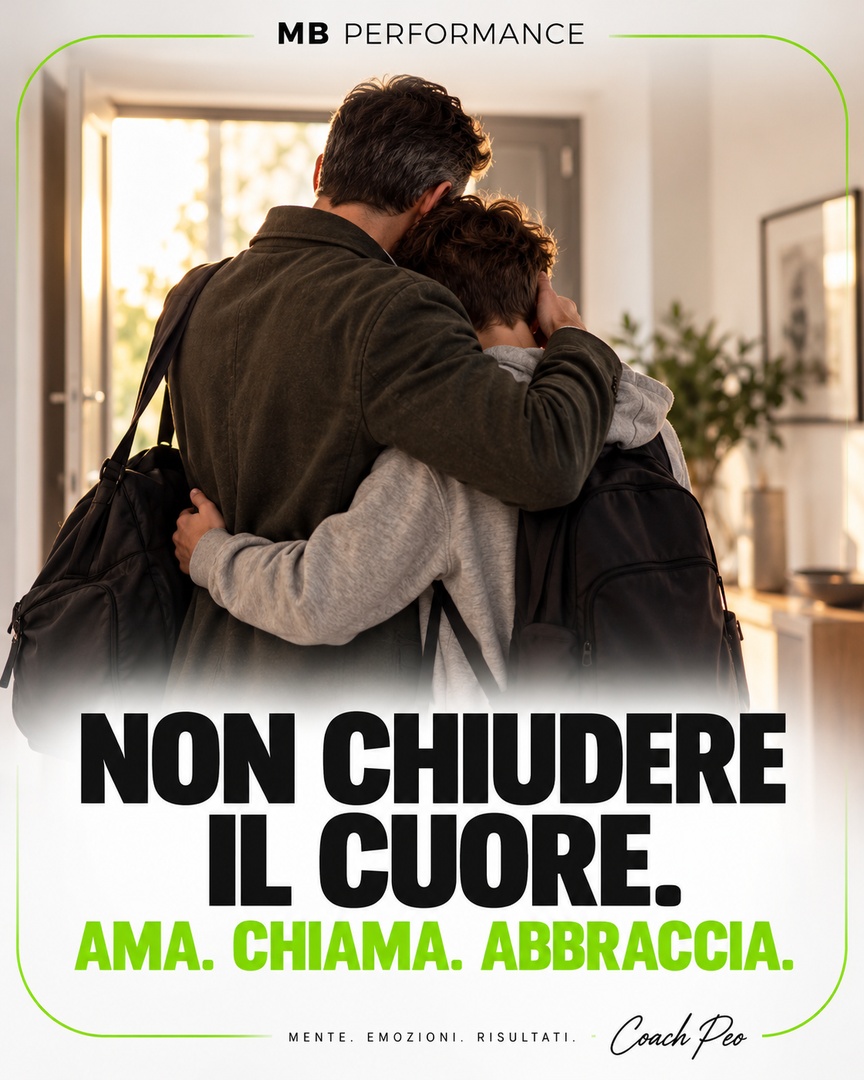Non chiudere il cuore: ama, chiama, abbraccia Genitore che abbraccia il figlio adolescente con il messaggio Non chiudere il cuore