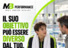 Quando tuo figlio ha un obiettivo sportivo diverso dal tuo Giovane nuotatore che dialoga con il genitore fuori dalla piscina
