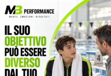 Giovane nuotatore che dialoga con il genitore fuori dalla piscina