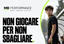 Giovane calciatore a bordo campo che affronta la paura di essere sostituito