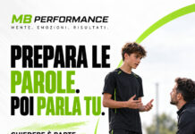 Parlare con il mister: aiutare tuo figlio a preparare le proprie parole Giovane calciatore che chiede un chiarimento al proprio allenatore