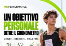 Adolescente runner su una pista con il messaggio Un obiettivo personale oltre il cronometro