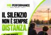 Il silenzio non è sempre distanza: quando può diventare fiducia Adolescente runner e genitore seduti in silenzio a bordo pista con presenza e fiducia