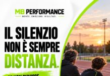 Adolescente runner e genitore seduti in silenzio a bordo pista con presenza e fiducia